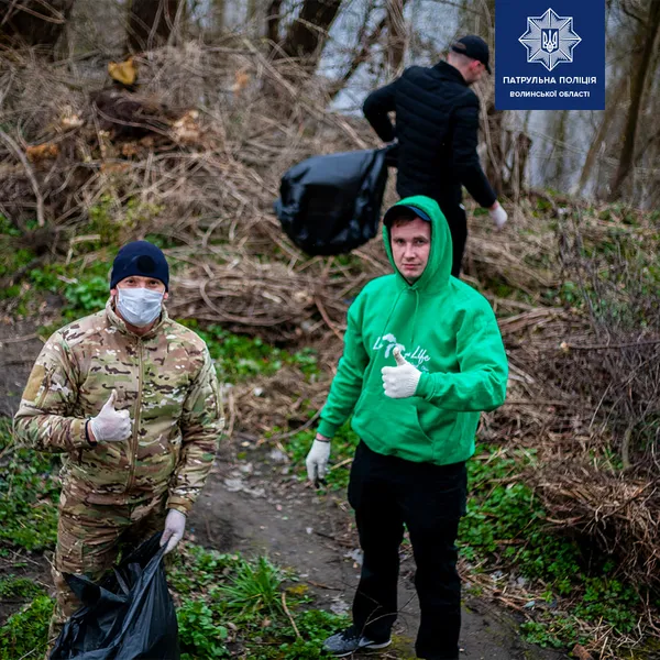 У Луцьку патрульні прибирали Набережну і берег Стиру (фото)