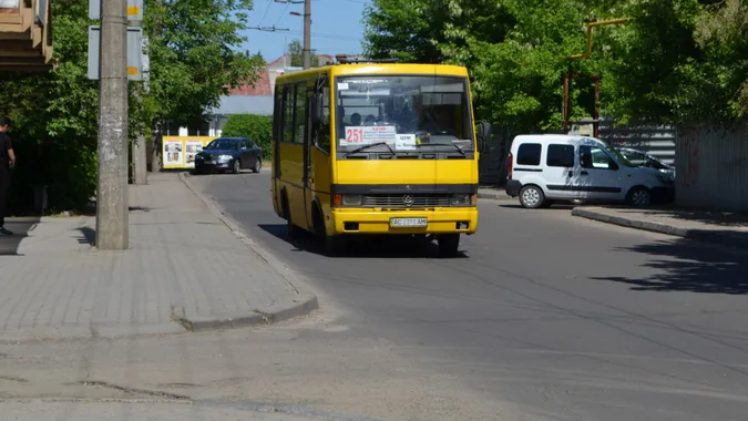 Луцькрада спробує позбутися приміських маршруток у центрі міста через суд