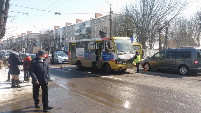 У Луцьку біля школи маршрутка проїхалася дівчинці по голові, – очевидці (фото, оновлено)
