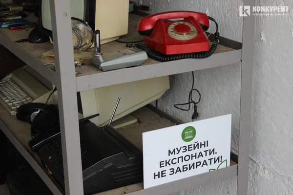 Музейні експонати на території центру
