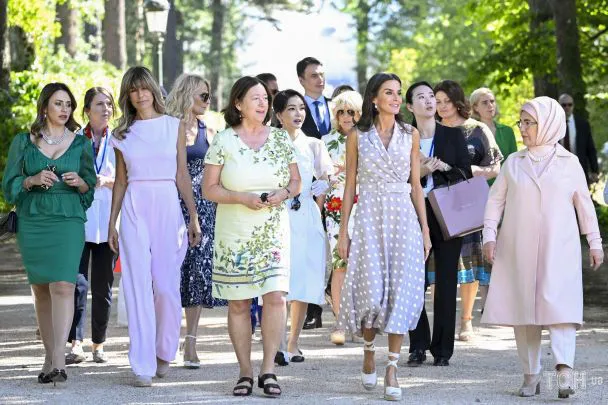 Королева Летиція влаштувала екскурсію для перших леді різних країн