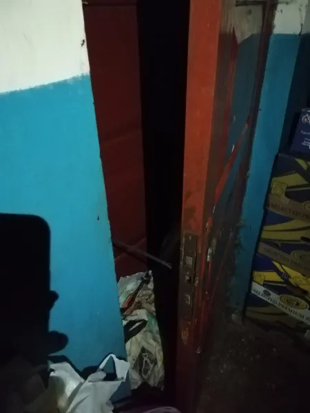 Лучани скаржаться на сусідку, яка засмерділа під’їзд (фото)