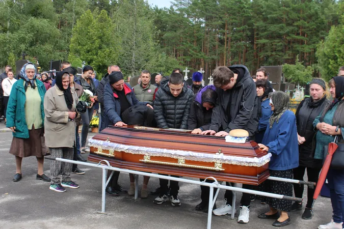 Залишилась дружина та двоє синів: у Маневичах прощались з Героєм Андрієм Іщиком (фото)