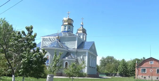«Прапор повісили – ну це вобщє»: у Рожищі між вірянами – «битва» за храм (відео)