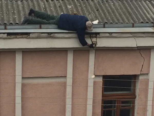 З будинку в центрі Луцька посипалася цегла (фото, відео)