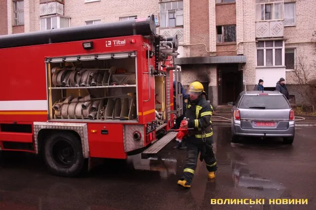 Три пожежні авто, «швидка» та поліція: у Луцьку горіла багатоповерхівка (фото, відео)