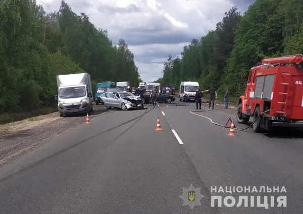 Аварія на Волині: зіткнулися два легковики й вантажівка (фото, відео, оновлено)