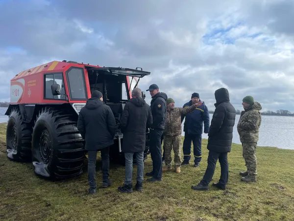 Ковельські рятувальники вчились працювати на болотоході (фото)
