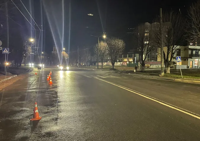 У Луцьку авто збило жінку. Водій втік, його шукають (фото, відео)