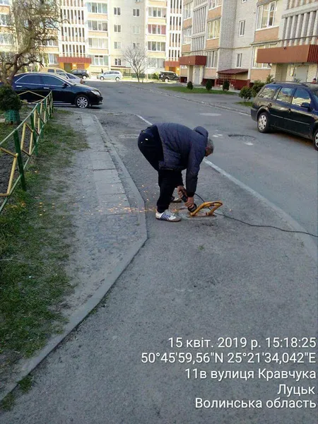Муніципали прибрали з луцьких дворів обмежувачі руху (фото)
