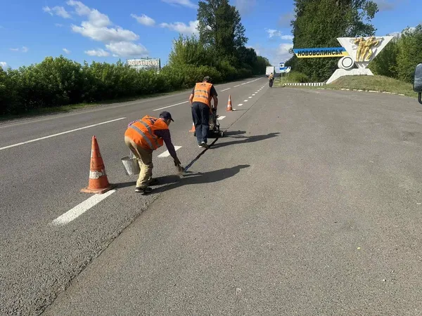 На Волині підлатали тріщини на дорозі до Львівської області (фото)