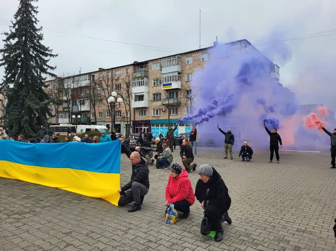 Багато квітів та сліз: у Ковелі попрощалися із захисницею Мариною Ізотовою (фото)