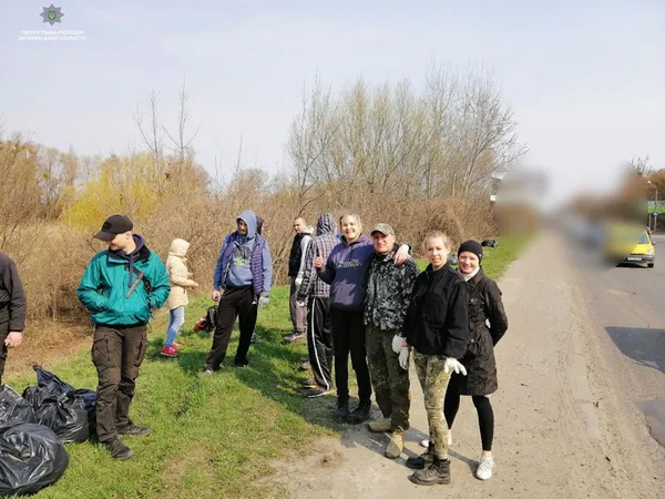 Луцькі патрульні прибрали сміття на Набережній (фото)