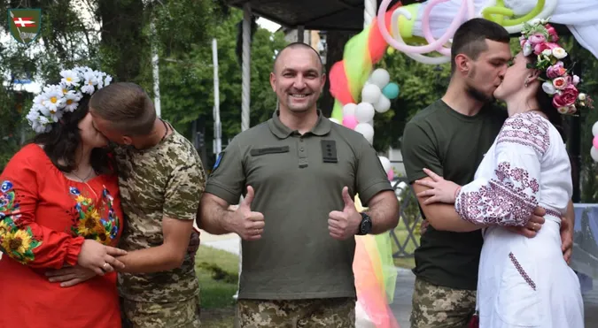 На Донеччині у волинській бригаді відгуляли подвійне весілля (фото)