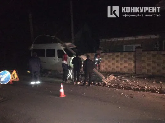 У Луцьку бус зніс електроопору: за кермом була жінка
