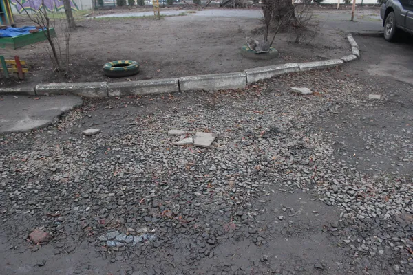 Комунальники перерили луцький двір, а місто не хоче його ремонтувати (фото)