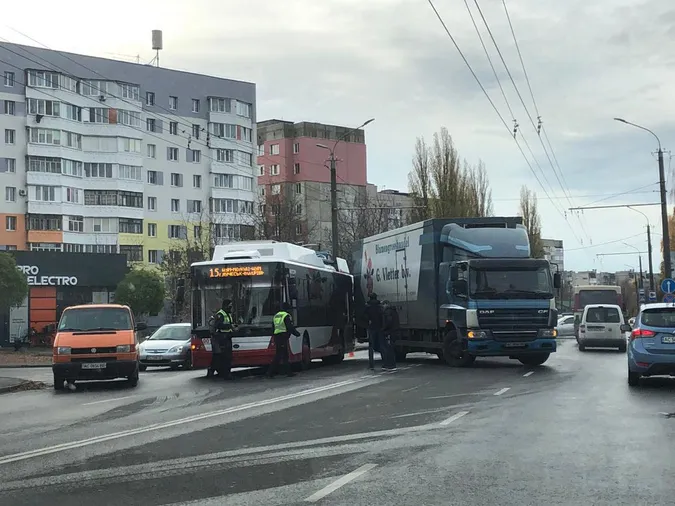 У Луцьку зіткнулися тролейбус і вантажівка (фото, відео)