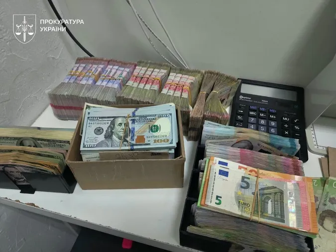 Ховали гроші у тунелях: в Україні накрили тіньову мережу обмінників, вилучили 630 млн (фото)