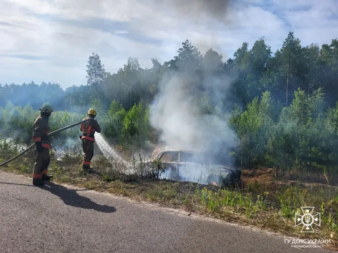 У двох різних куточках Волині одночасно спалахнули автівки (фото)