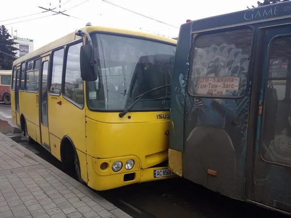 У центрі Луцька тролейбус протаранив дві маршрутки (фото)