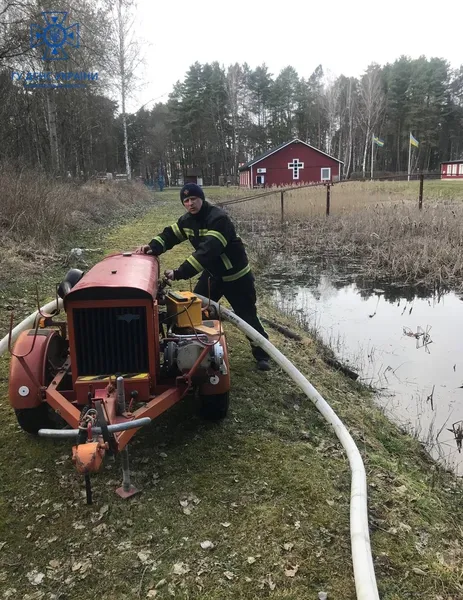 На Волині рятувальники боролися і з вогнем, і з водою (фото)