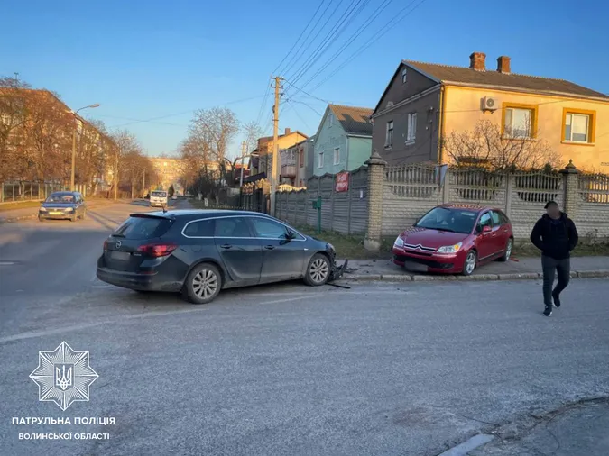 Не дав дорогу: у Луцьку зіткнулися Citroen та Opel (фото)