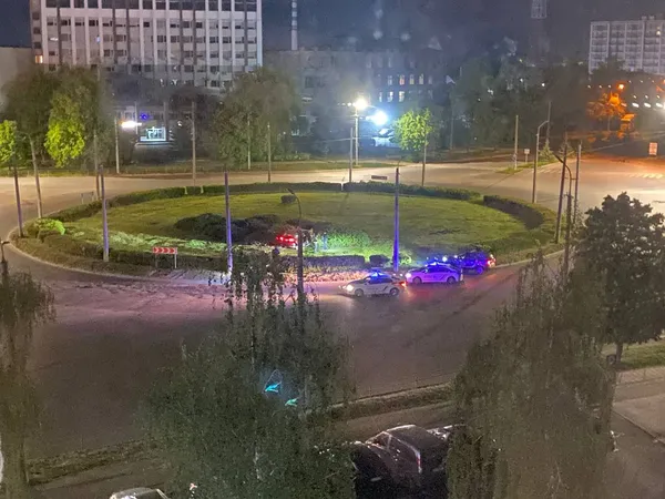 У Луцьку біля «Глобуса» авто вилетіло на кільце (фото)