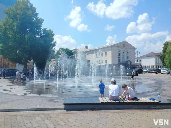 Як у луцьких фонтанах дітвора рятується від спеки