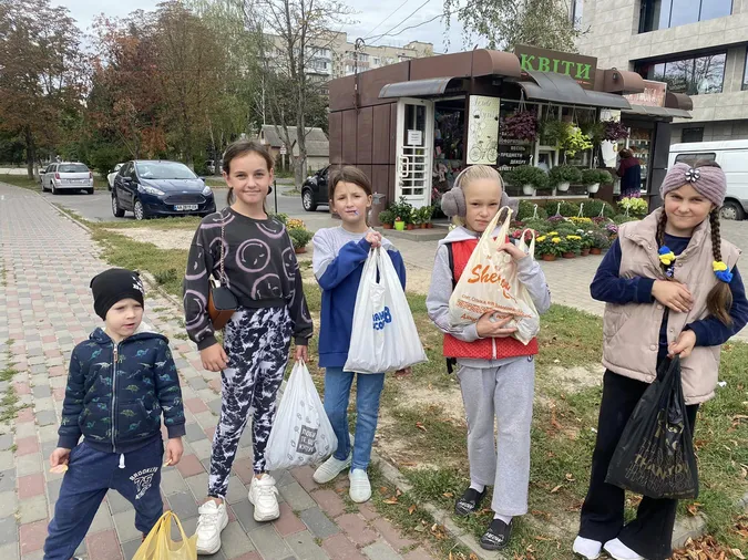 У Луцьку маленькі школярі зібрали майже 80 кілограмів каштанів для ЗСУ (фото)