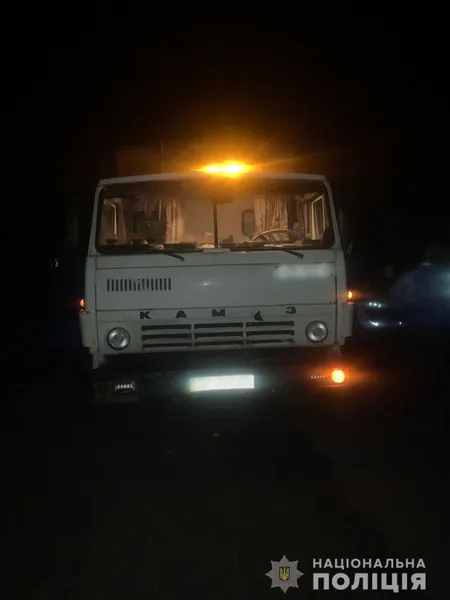 Під Луцьком п'яний водій КамАЗу підкинув гроші в патрульне авто (фото, відео)