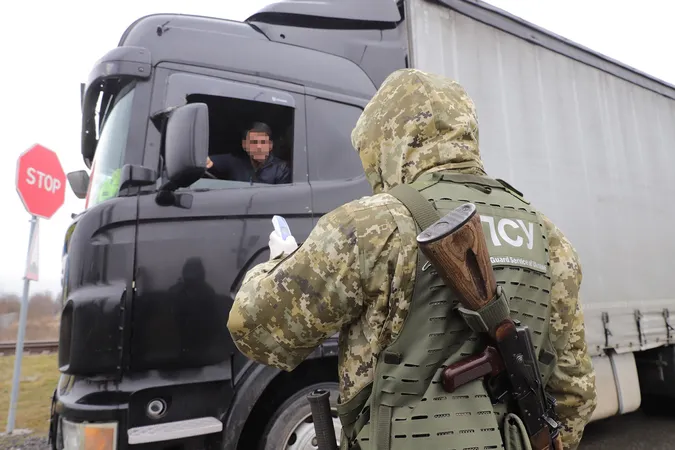 В «Ягодині» у фурі знайшли оптичні прилади та аксесуари до зброї (фото)