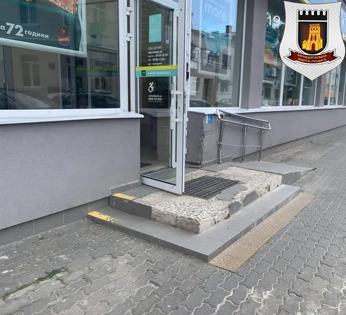 У Луцьку керівнику відділення «Ощадбанку» влетить за розвалені сходи (фото)