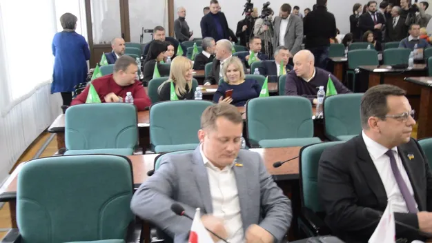 Політичний двобій в Луцькраді, або Репортаж із сесії, якої не було