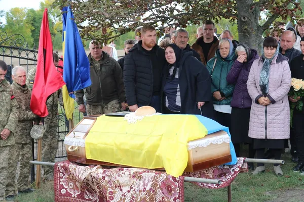 Поховала вже другого сина-Героя: на Волині попрощалися з воїном Романом Юрчуком (фото)