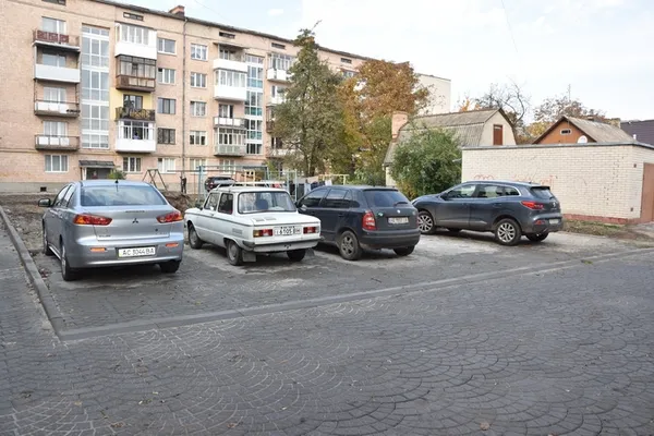 Як ремонтують прибудинкові території у Луцьку (фото)