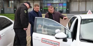 Ветеран з Волині отримав грант і придбав два авто для навчання водіїв (фото)