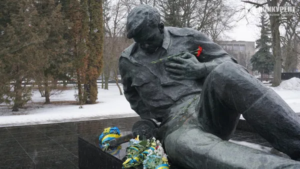 Квіти і Вічний вогонь: Луцьку вшанували пам'ять жертв Другої світової війни (фото, відео)