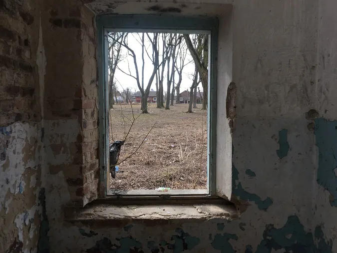 У Голобах панський маєток перетворили на сміттєзвалище із матюками на стінах