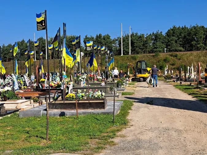 На кладовищі у Володимирі встановлюють камери відеонагляду (фото)