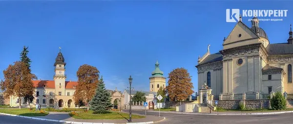 На фото: центральна площа міста
