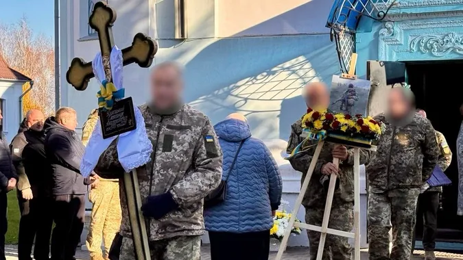 Нововолинська громада провела в останню путь воїна Олександра Білецького (фото)