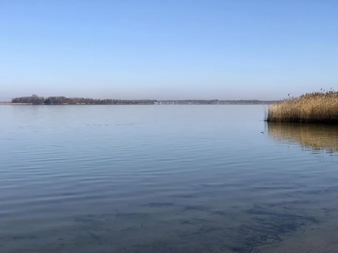 Кришталева вода і блакитне небо: на Світязі – рання весна (фото)