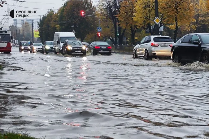 Луцьк знову затопило: рух тролейбусів паралізувало (фото)