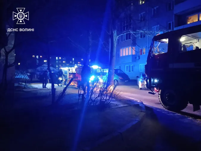 У Володимирі горіла п'ятиповерхівка: мешканців будинку евакуювали (фото)