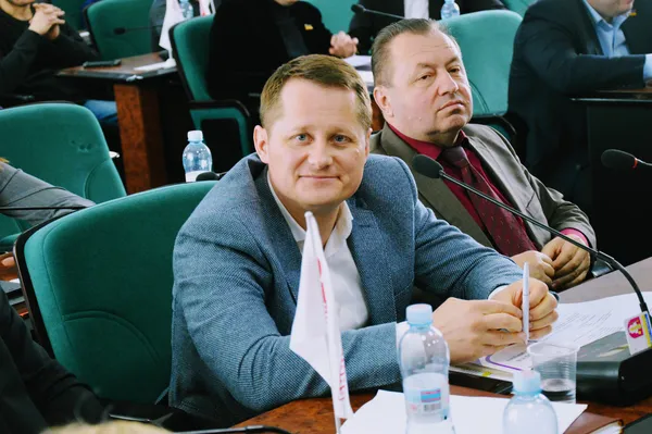 Депутат Андрій Козюра, як завжди, був активним. Двічі, правда, сказав щось не по темі. «Він трохи розгубився», – заступився за колегу Валерій Бондарук