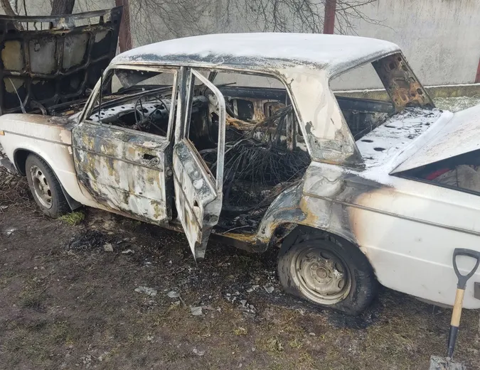 У Ковелі 18-річний юнак спалив «жигулі», бо не зміг «угнати» (фото, відео)
