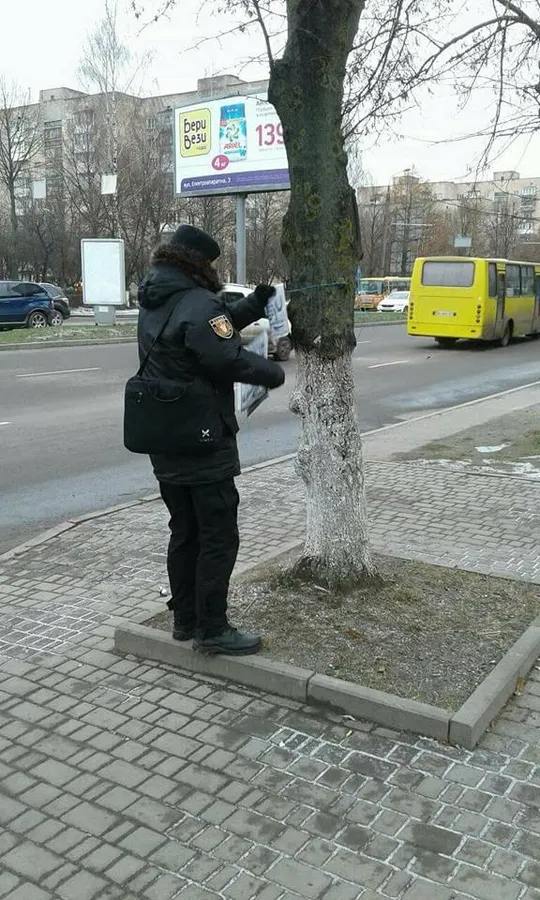 У Луцьку на стовпах знайшли дивну рекламу наркотиків (фото)