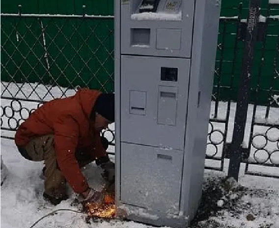 У Луцьку забрали паркомат із площі перед замком Любарта (фото)