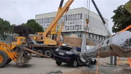 Lexus, на який впав флагшток, належав «шишці» з управління будівництва, – ЗМІ (фото)