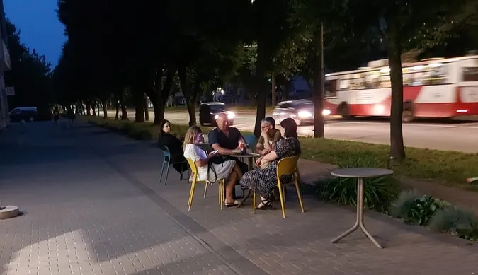 У Луцьку магазин «Сім 23» поставив літній майданчик на тротуарі(фото)